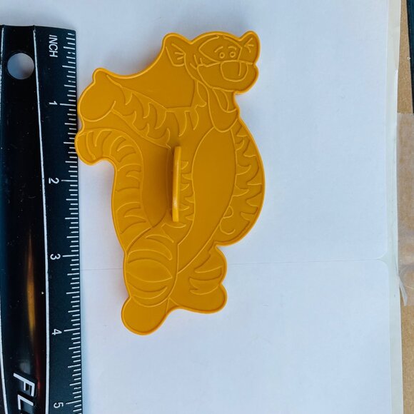 Disney 1994 Wilton Tigger Cookie Cutter Yellow Plastic Vintage from Winnie the P - Picture 4 of 5
